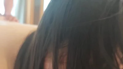 老婆被操时候，边舔老公，老公边自己撸