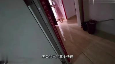 小朱老师骗他老公出门取快递天台偷情 带回精液让他老公添