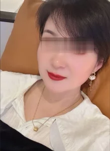 逼里还射满了精液！